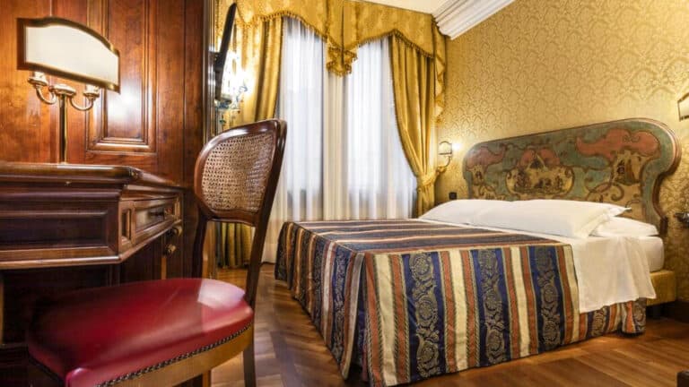 Chambre jaune au Palazzina Veneziana à Venise