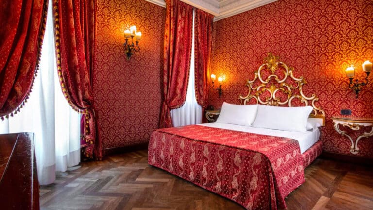 Chambre rouge au Palazzina Veneziana à Venise