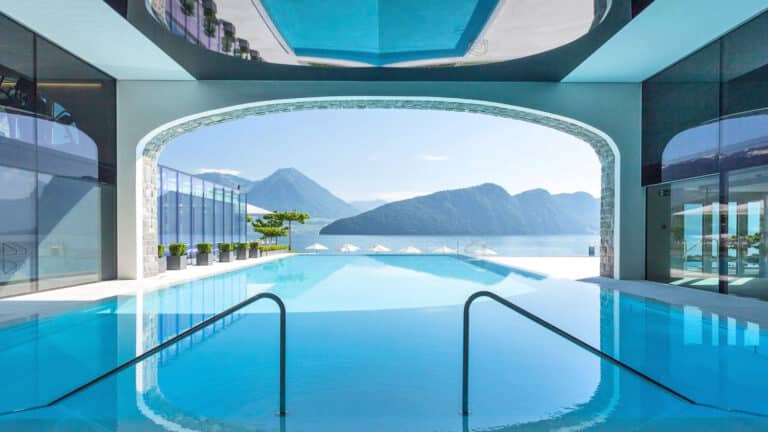 Piscine panoramique à Park Hotel Vitznau à Lucerne en Suisse