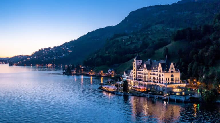 Park Hotel Vitznau de nuit à Lucerne en Suisse