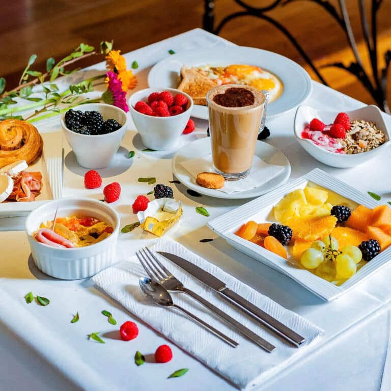 Petit déjeuner à Secret de Paris