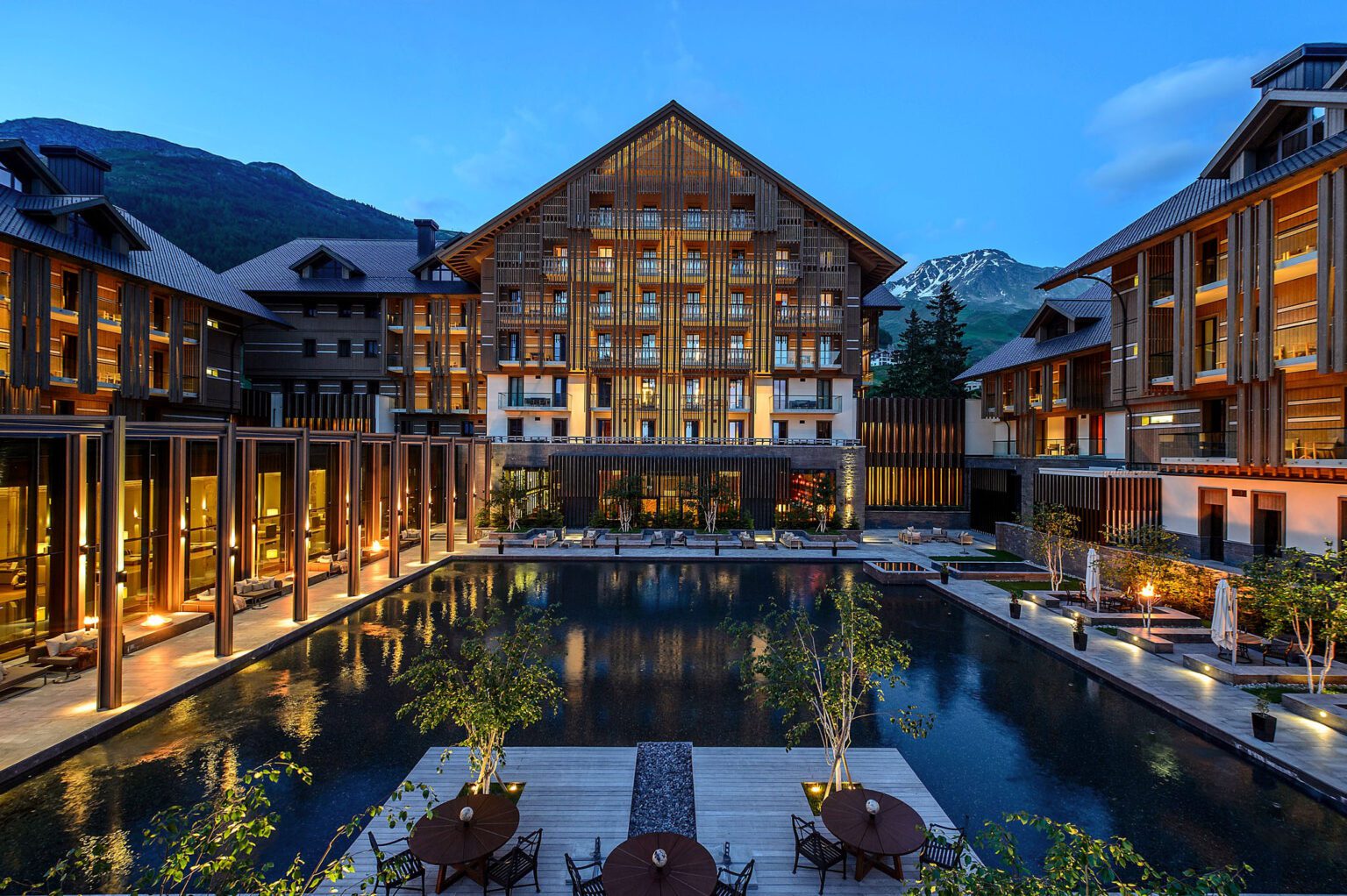 The Chedi Andermatt de nuit en Suisse