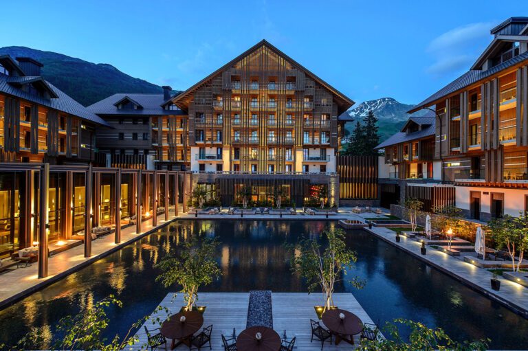 The Chedi Andermatt de nuit en Suisse