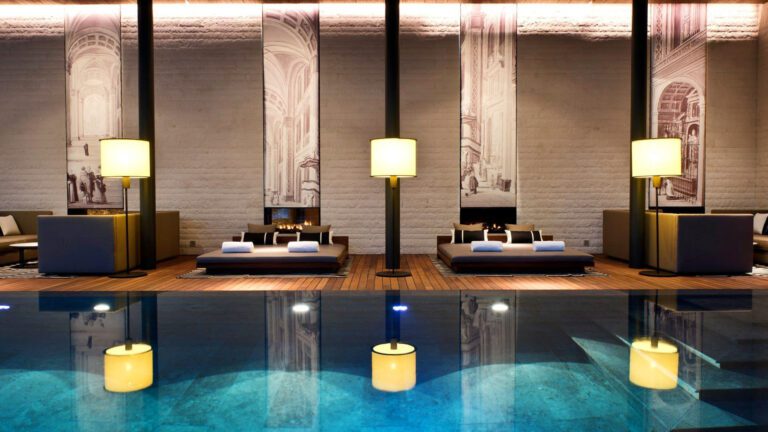 Piscine à The Chedi Andermatt en Suisse