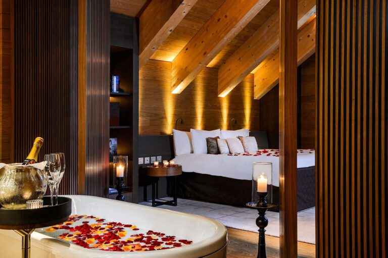 Chambre avec baignoire à The Chedi Andermatt en Suisse