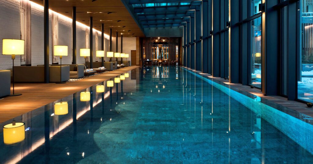 Immense piscine intérieure à The Chedi Andermatt en Suisse