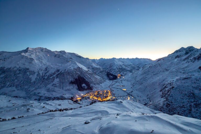 Vue sur la vallée d'Andermatt à The Chedi Andermatt en Suisse