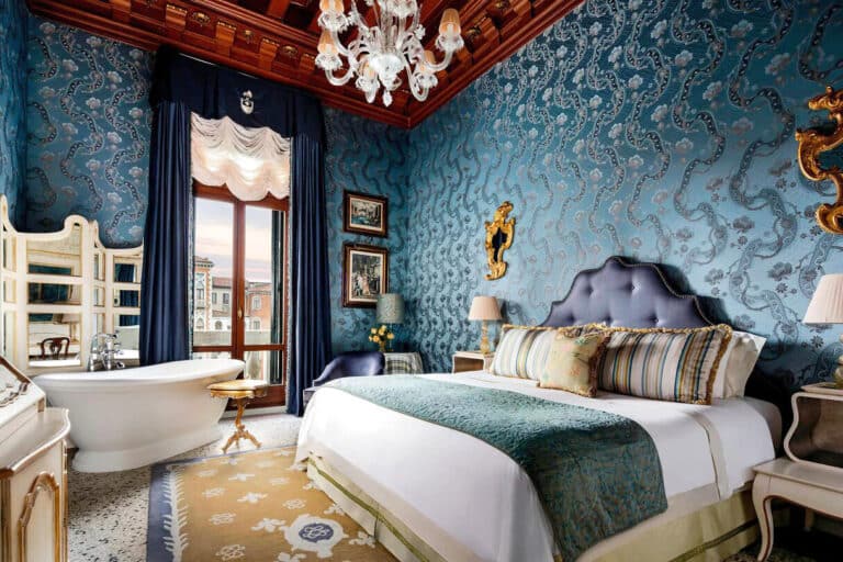 Chambre avec baignoire au pied du lit au Gritti Palace à Venise