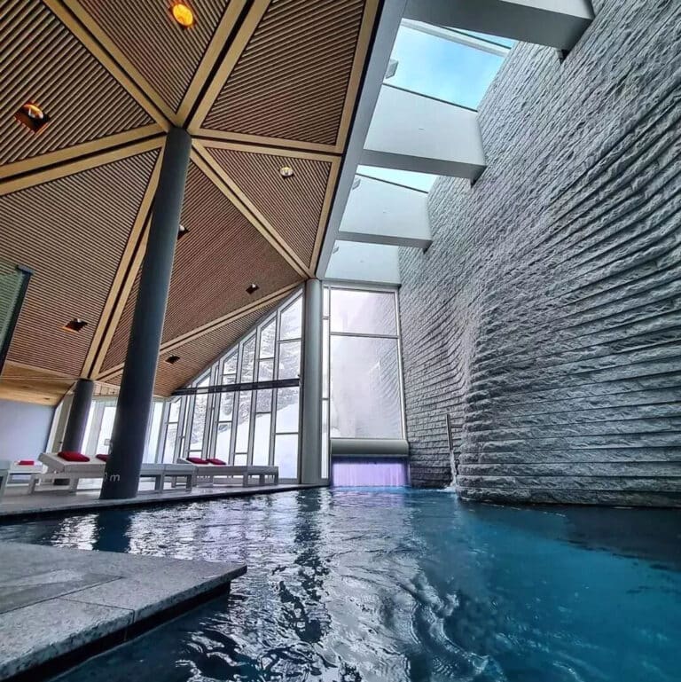 Piscine à Tschuggen Grand Hotel en Suisse