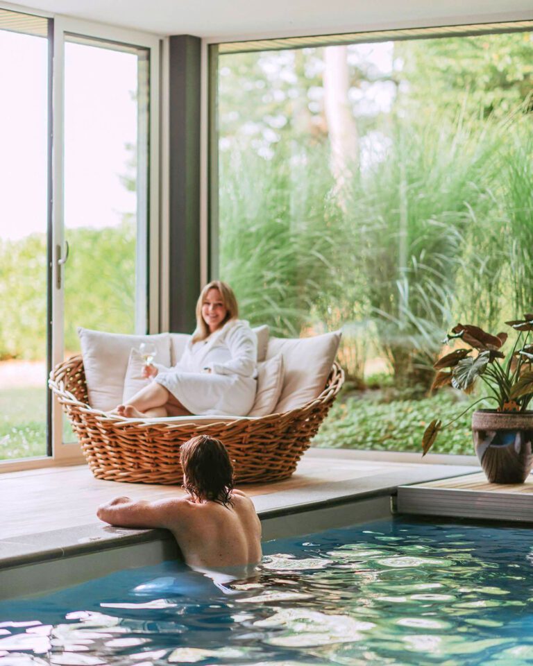 Détente en amoureux dans la piscine de la Villa Geva près de Charleroi