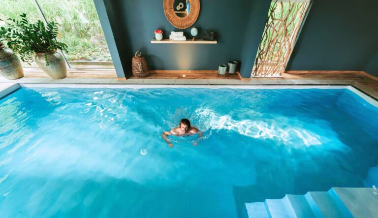 Petite brasse dans la piscine de la Villa Geva près de Charleroi