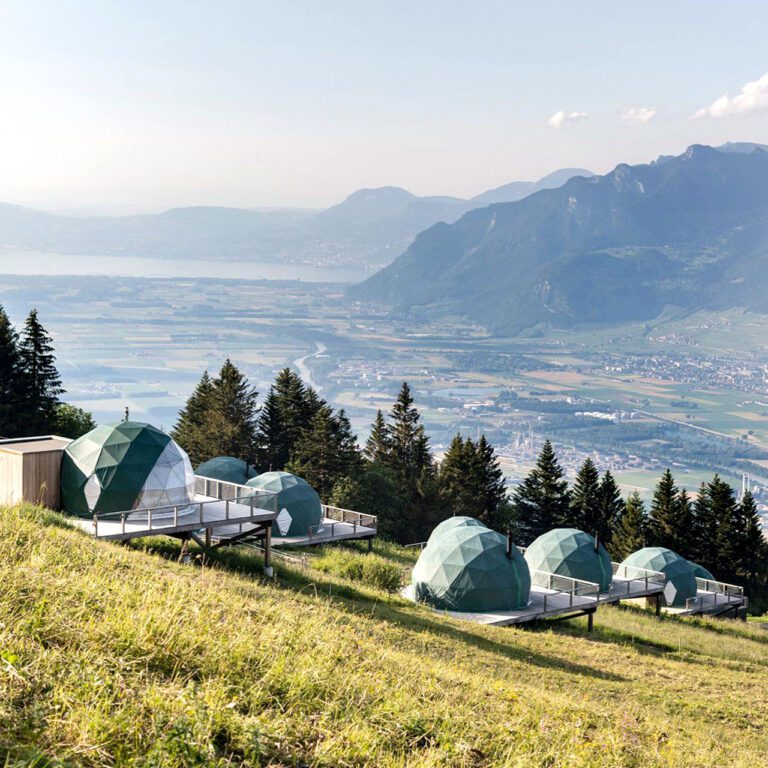 Bulles sur la montagne à Whitepod Eco à Monthey en Suisse