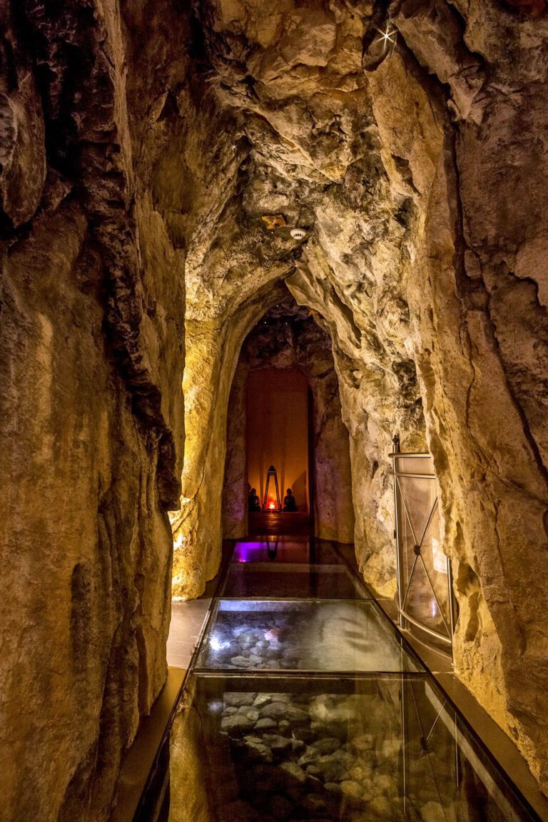 Grotte dans le spa à BelArosa à Arosa en Suisse