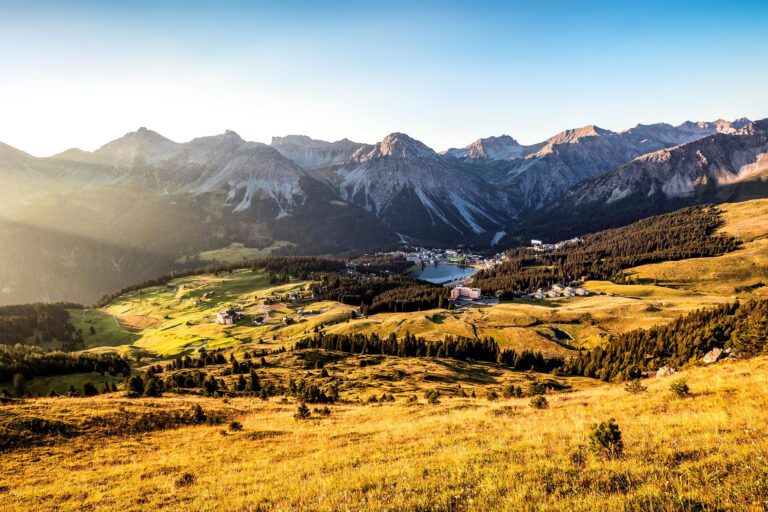 Montagnes alentours à BelArosa à Arosa en Suisse