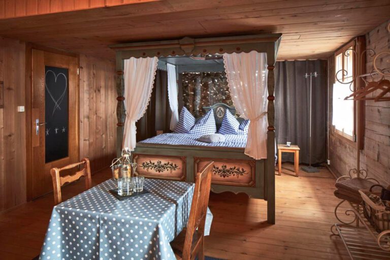 Chambre avec coin salon au Nostalgie B&B Chrämerhus à Medel en Suisse