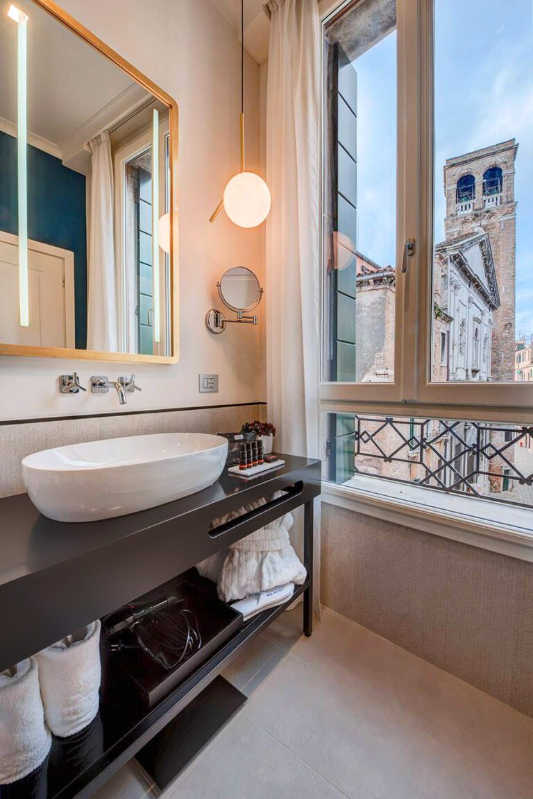 Salle de bain avec vue au H10 Palazzo Canova à Venise