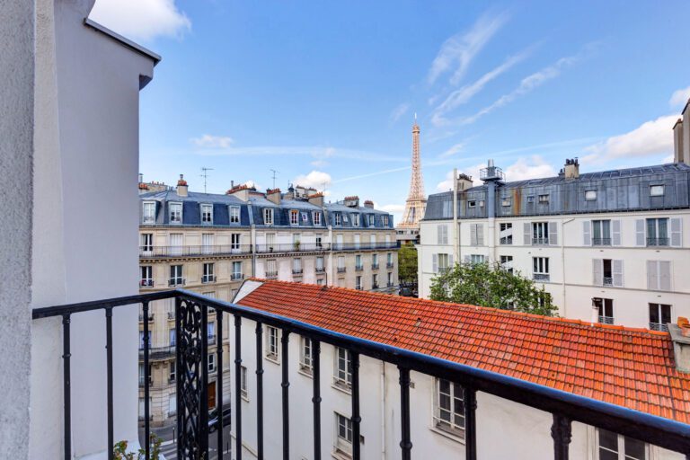 Vue sur la Tour Eiffel à l'Hôtel Muguet à Paris