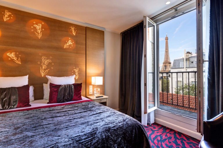 Chambre avec vue sur la Tour Eiffel à l'Hôtel Muguet à Paris