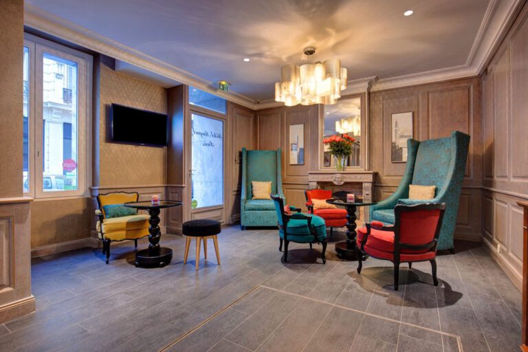 Salon télévision à l'Hôtel Muguet à Paris