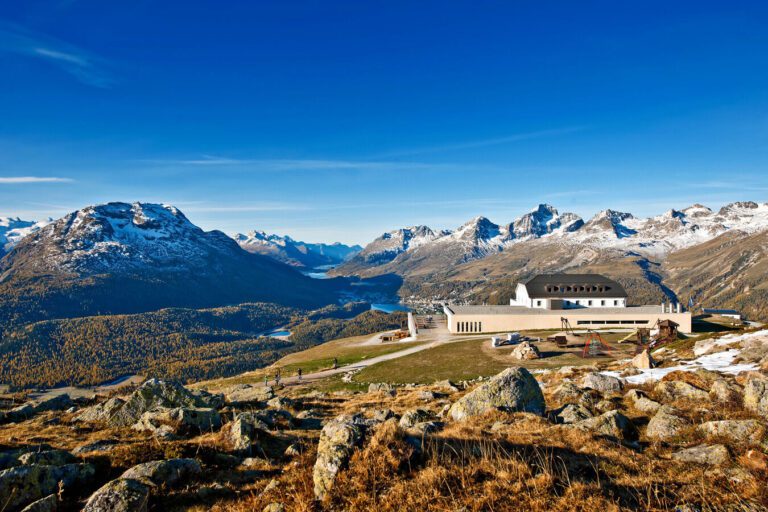 Montagnes près de l'Hotel Muottas Muralg à Samedan en Suisse