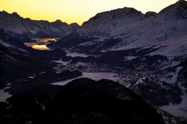 Vue de nuit à Hotel Muottas Muralg à Samedan en Suisse