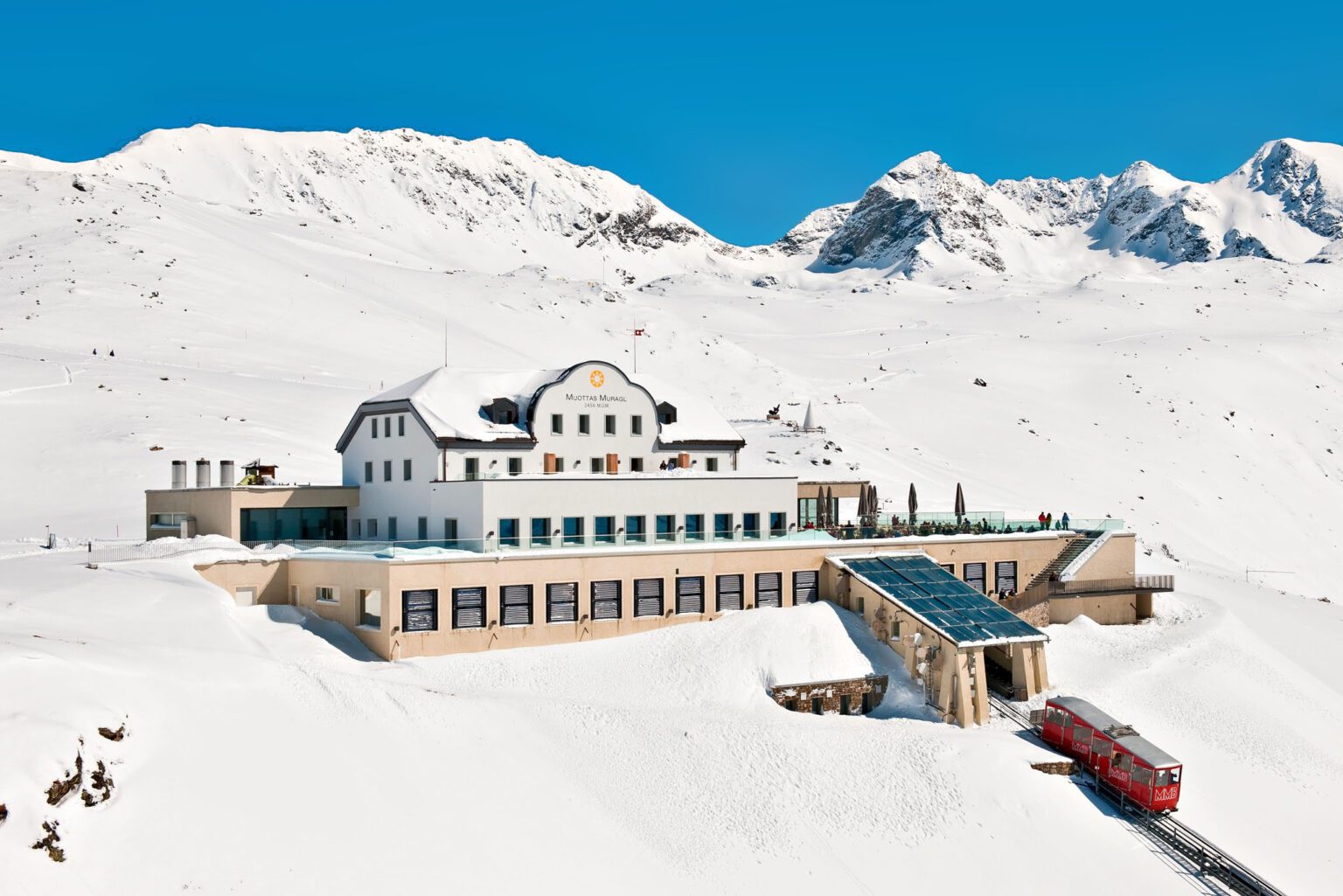 Hotel Muottas Muralg sous la neige