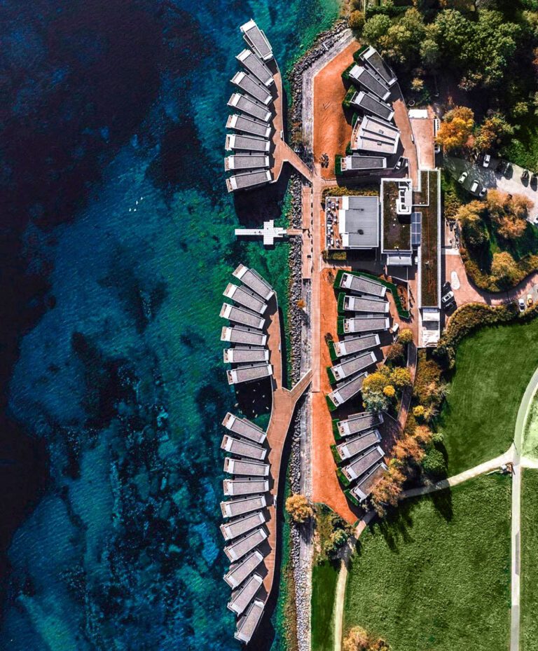 Pavillons vue du ciel à l'Hôtel Palafitte en Suisse