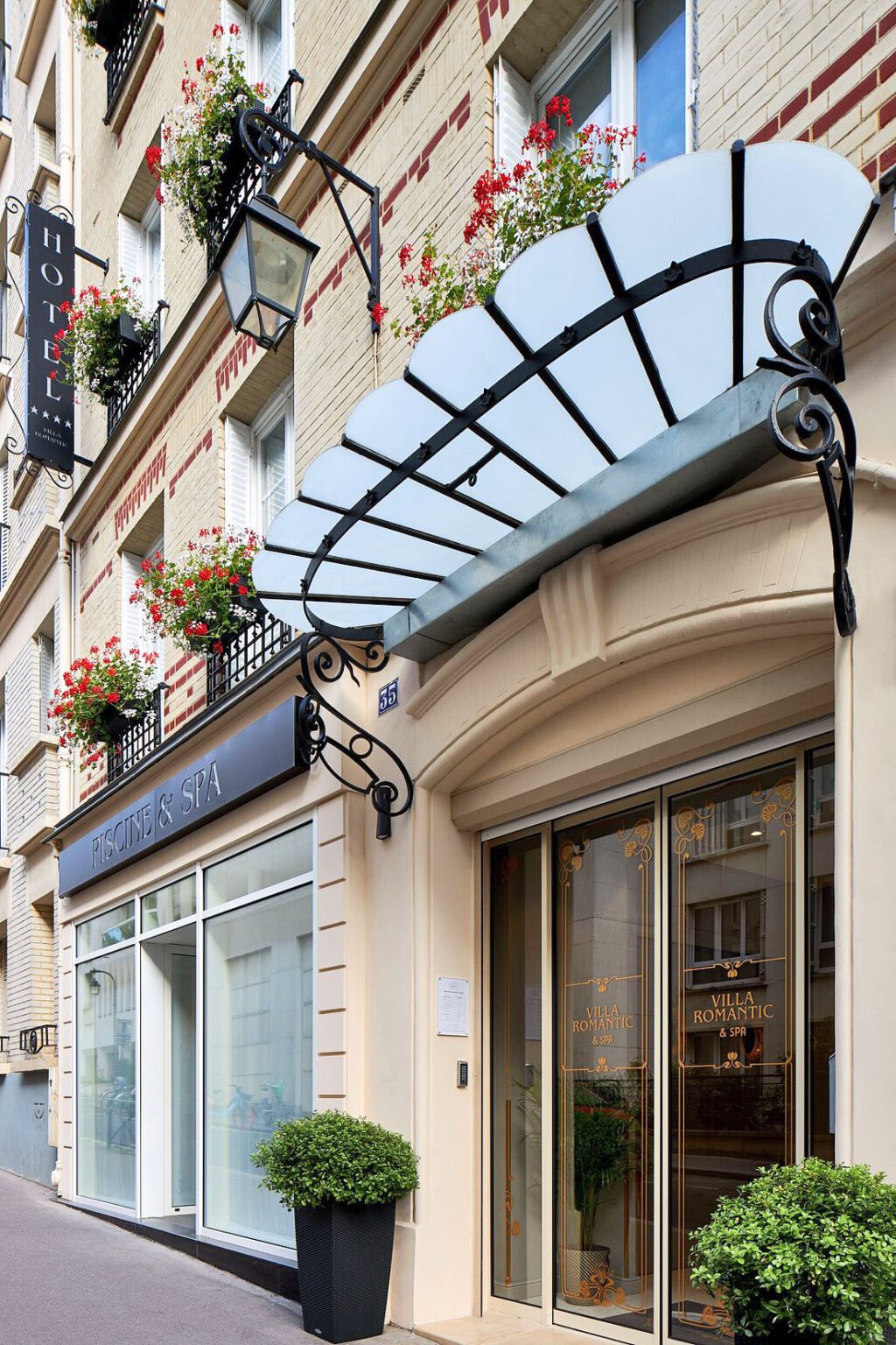 Entrée de l'Hôtel Villa Romantic & Spa à Paris