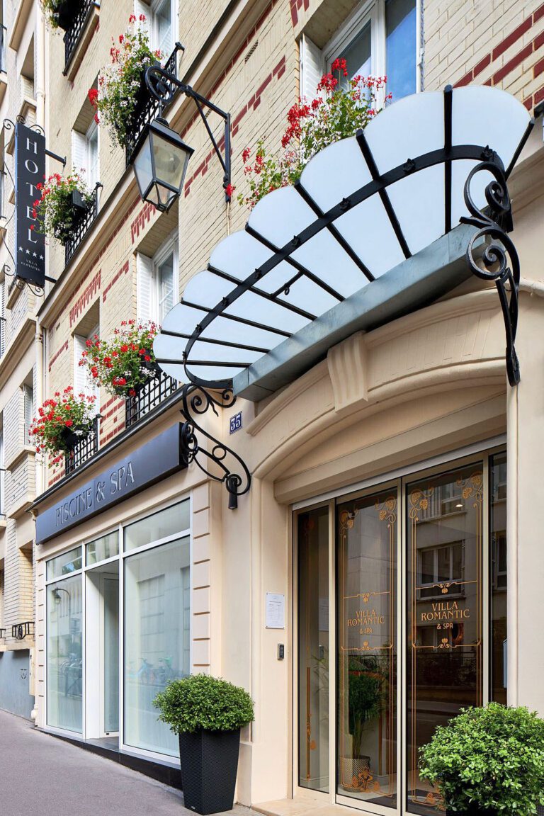Entrée de l'Hôtel Villa Romantic & Spa à Paris