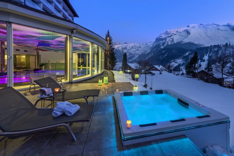 Jacuzzi de nuit Hotel Waldegg à Engelberg en Suisse