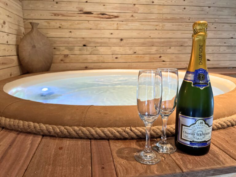 Jacuzzi et champagne à l'Antre d'Eux à Ciney