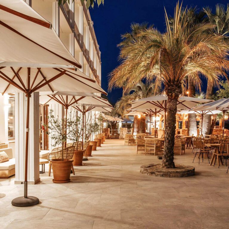 Terrasse de l'hôtel de nuit à Le Mirage à Bormes-les-Mimosas