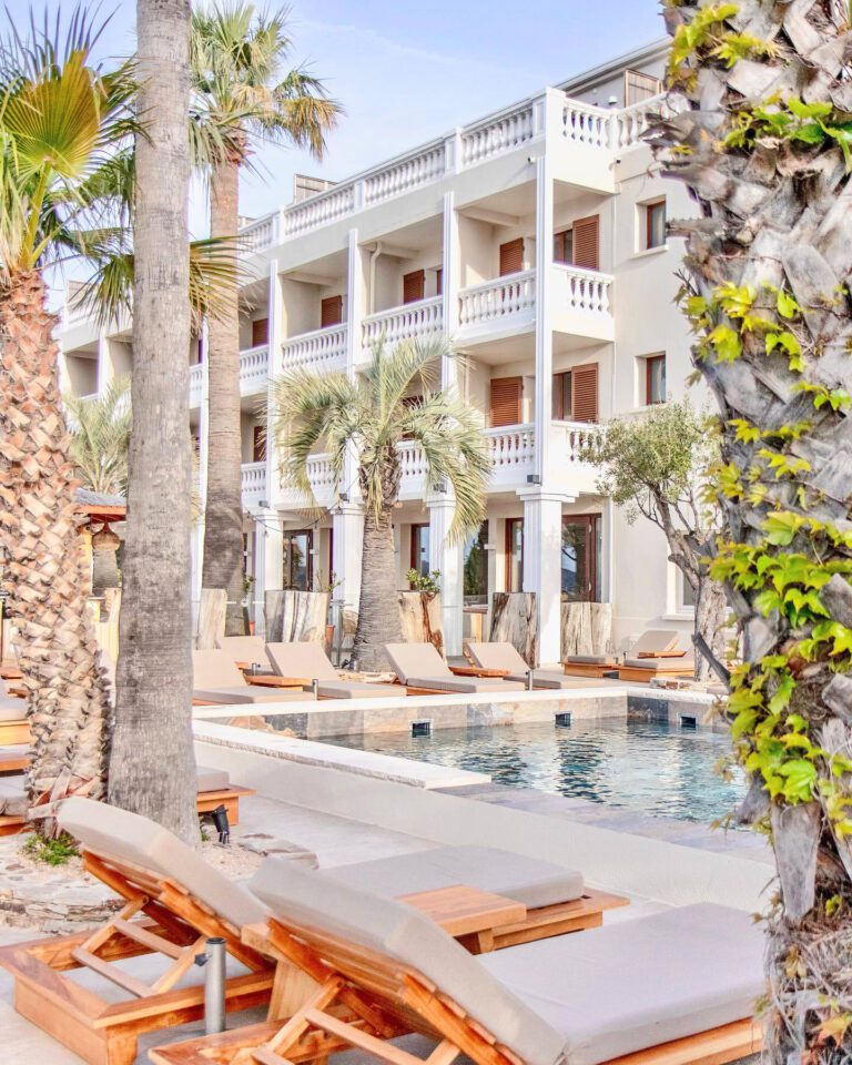 Transats au bord de la piscine à Le Mirage à Bormes-les-Mimosas