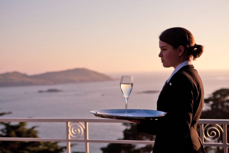 Serveuse du Manoir de Lan Kerellec à Trébeurden en Bretagne