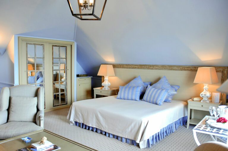 Chambre bleue du Manoir de Lan Kerellec à Trébeurden en Bretagne