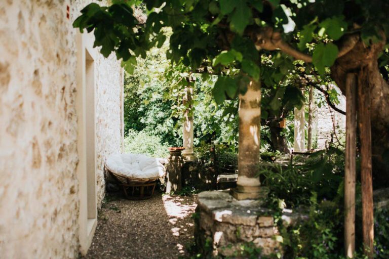 Allée du jardin au Moulin de Camoula en Provence