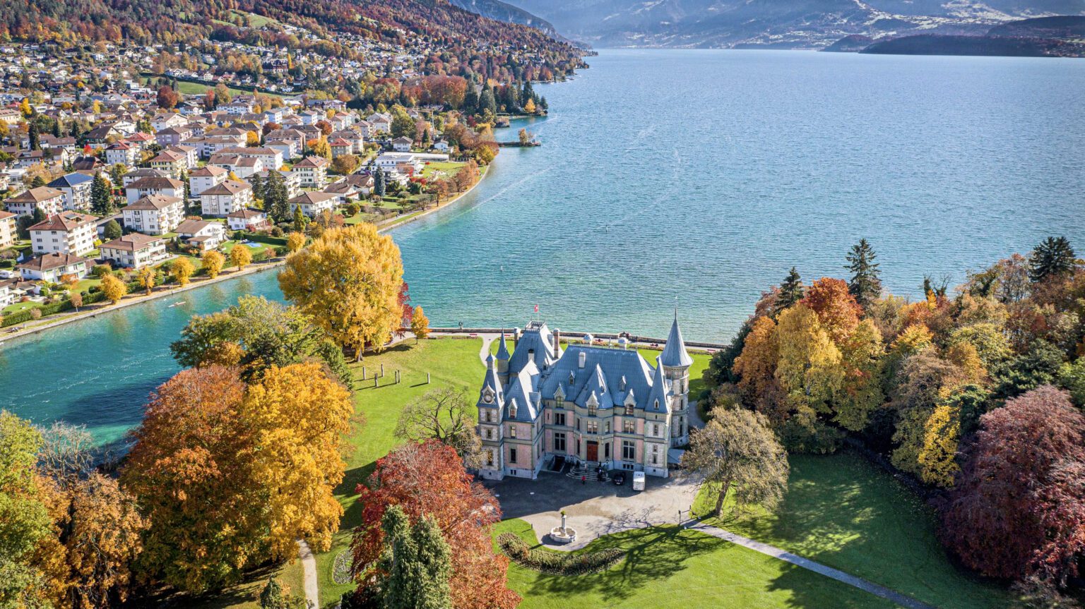 Vue du ciel du château Schloss Schadau à Thoune en Suisse