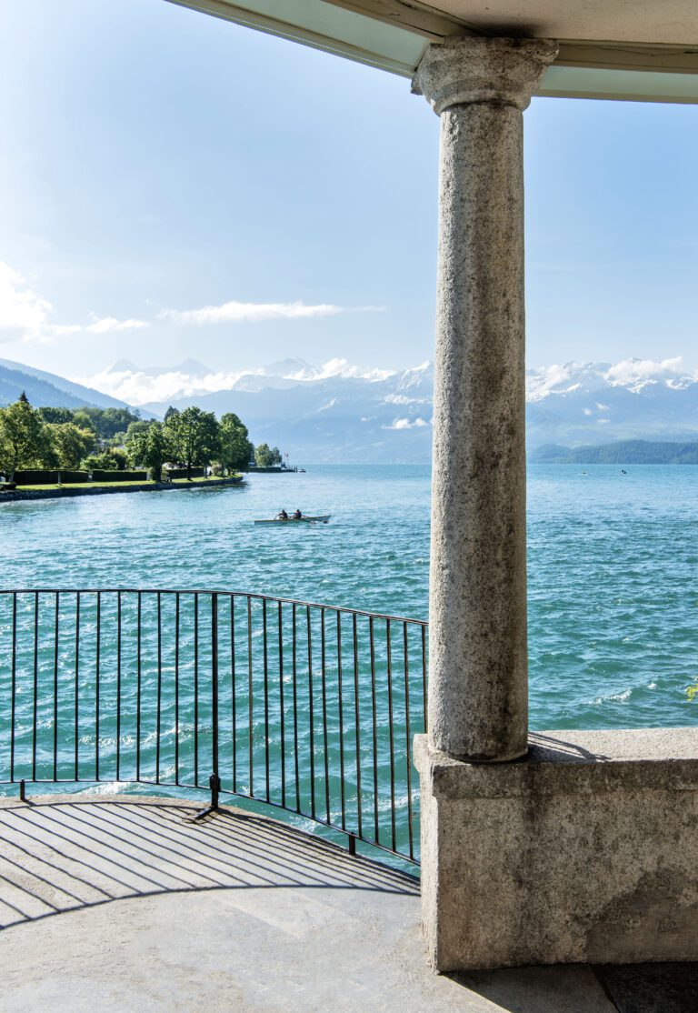 Vue sur le lac Schloss Schadau à Thoune en Suisse