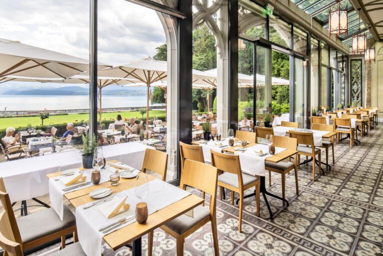 Terrasse du restaurant Schloss Schadau à Thoune en Suisse