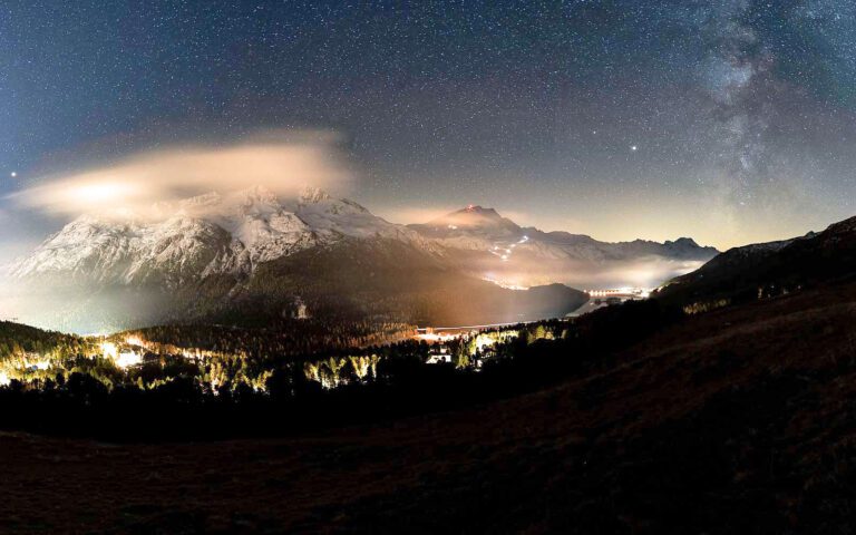 Sternwarte by Randolins à Saint Moritz de nuit en Suisse