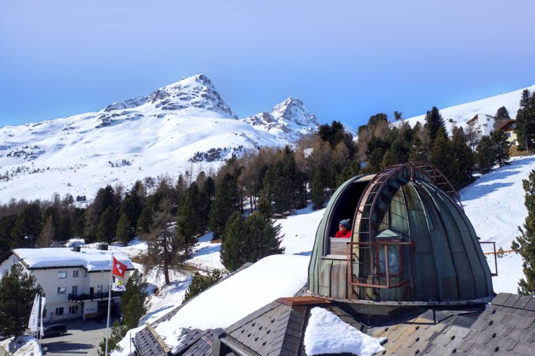 Observatoire sous la neige à Sternwarte by Randolins à Saint Moritz en Suisse