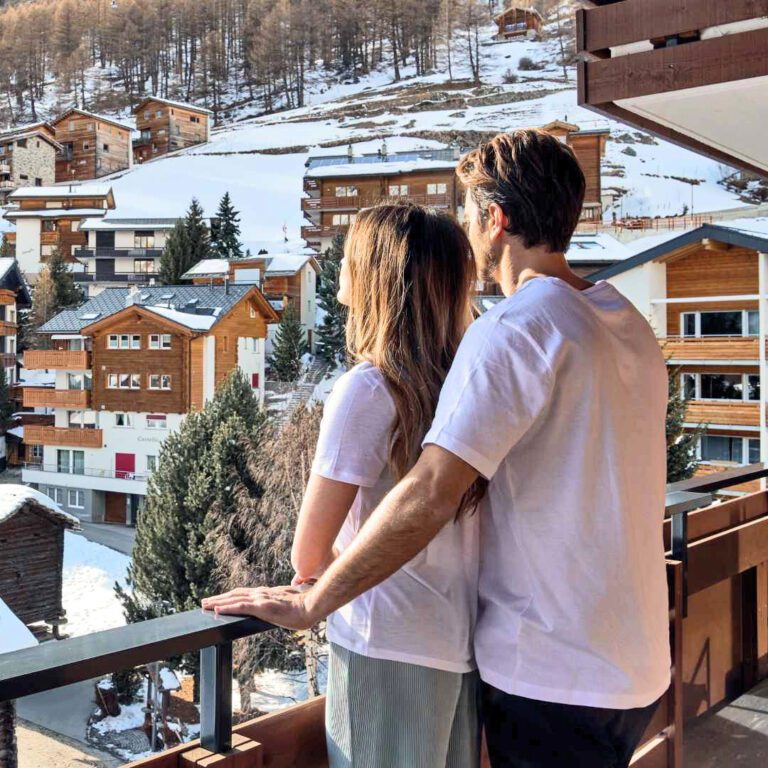 Couple à The Capra à Saas Fee en Suisse