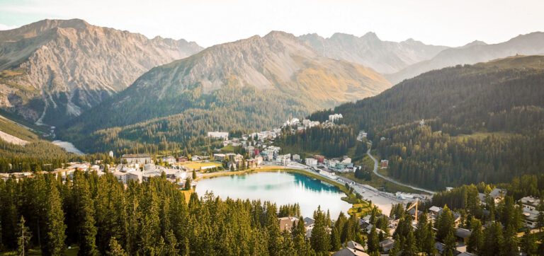 Vue sur la vallée du Valsana Hotel en Suisse