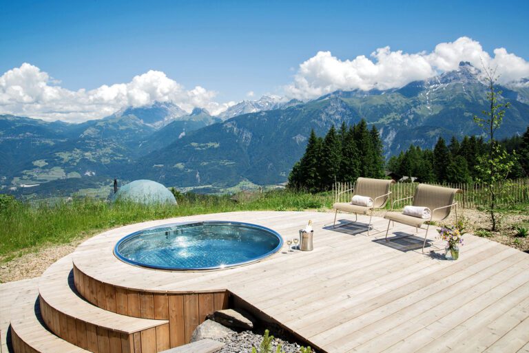 Jacuzzi à Whitepod Eco à Monthey en Suisse