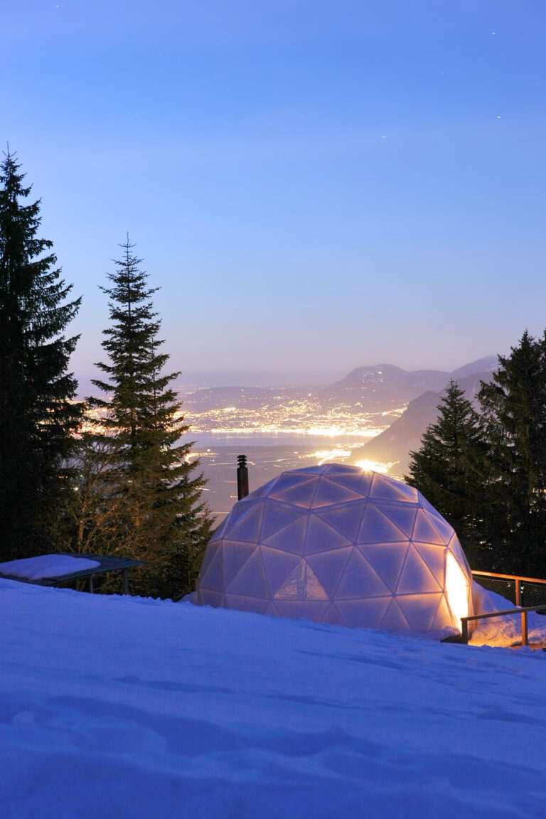 Lumières de la nuit à Whitepod Eco à Monthey en Suisse