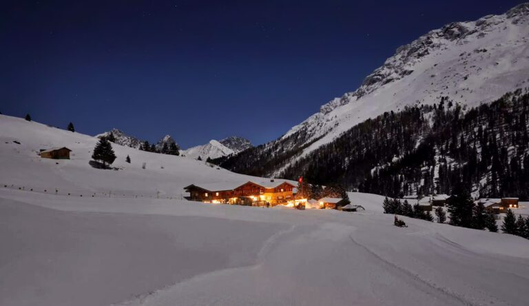 Montagne sous les étoiles à l'hôtel à Berghuus Radons en Suisse