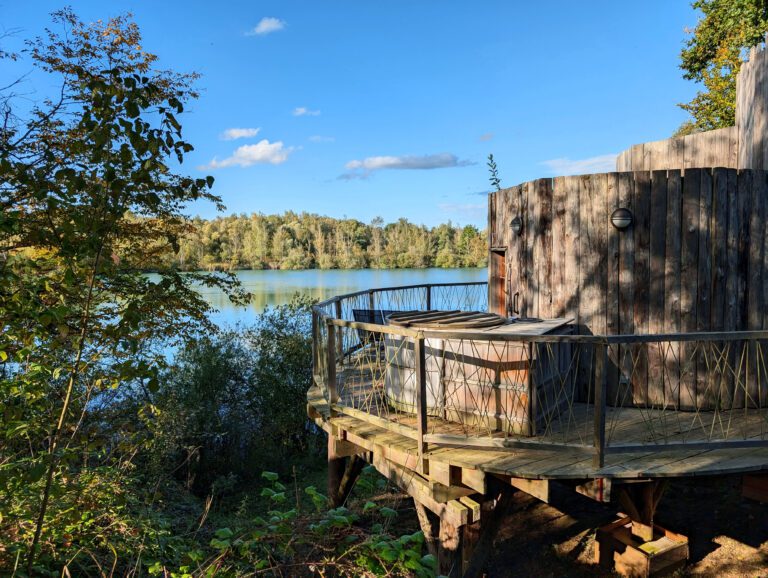 Terrasse avec vue sur l'eau aux Cabanes de La Réserve près de Paris