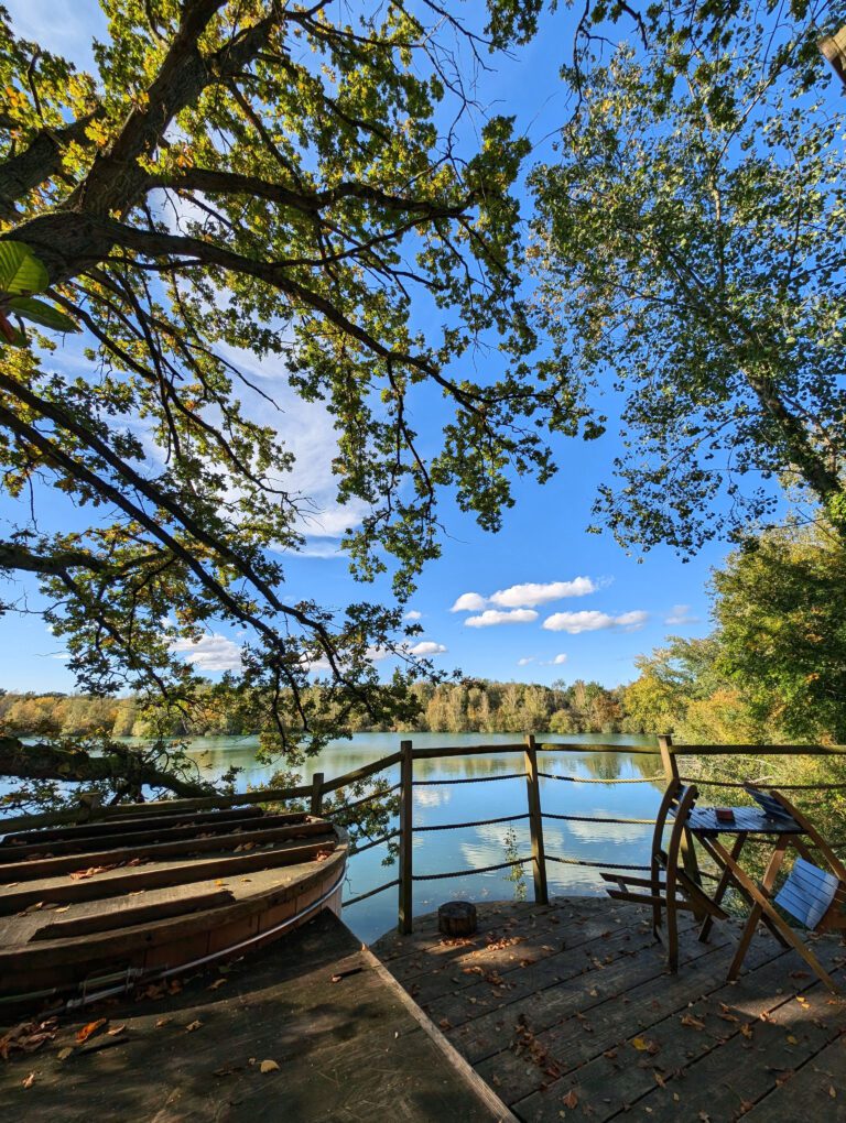 Terrasse avec vue sur l'eau aux Cabanes de La Réserve près de Paris