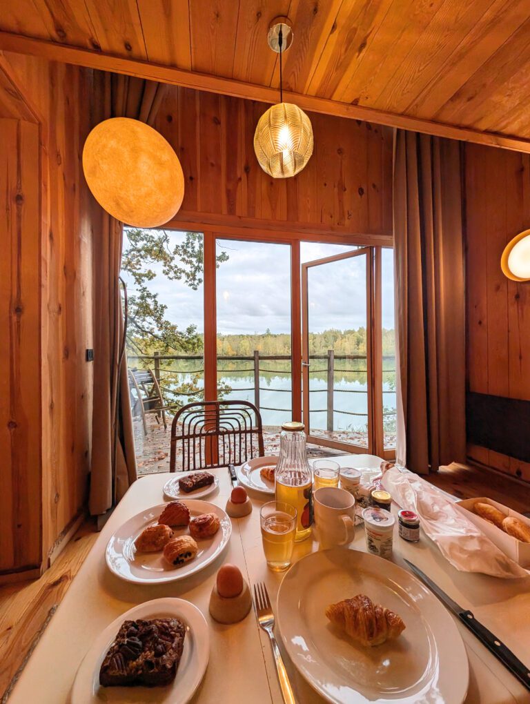 Petit déjeuner gourmand aux Cabanes de La Réserve près de Paris
