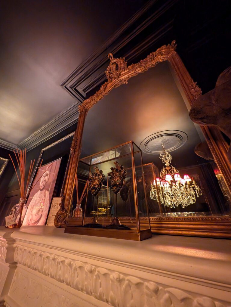 Miroir doré sur la cheminée